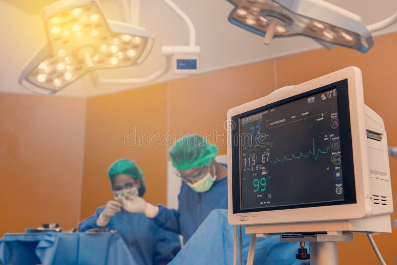 Defibrillator z Medyczną lekarz lekarką wewnątrz lub operaci drużyną Ja obraz royalty free Defibrillator z Medyczną lekarz lekarką wewnątrz lub operaci drużyną Ja obraz royalty free