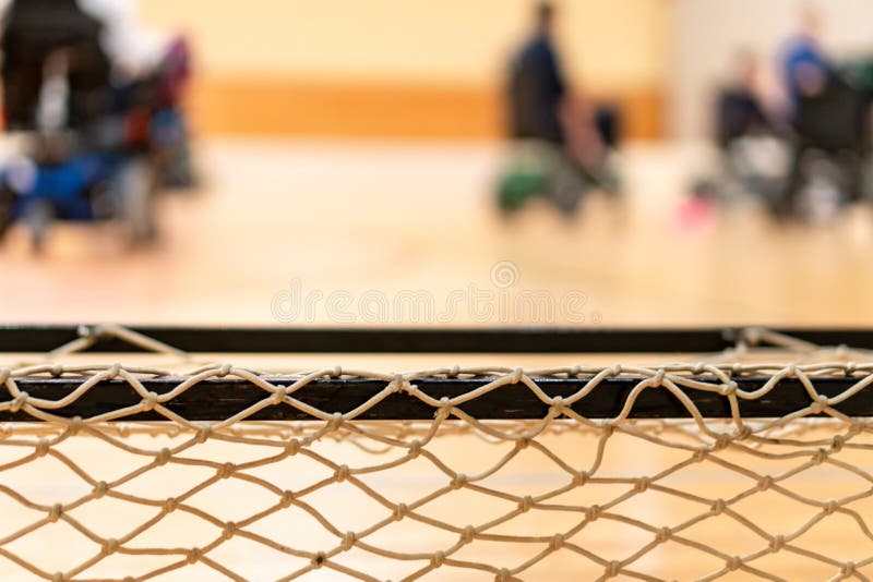 Deficientes motores no borrão em uma cadeira de rodas elétrica que joga esportes, hóquei do powerchair IWAS - Cadeira de rodas in fotos de stock Deficientes motores no borrão em uma cadeira de rodas elétrica que joga esportes, hóquei do powerchair IWAS - Cadeira de rodas in fotos de stock