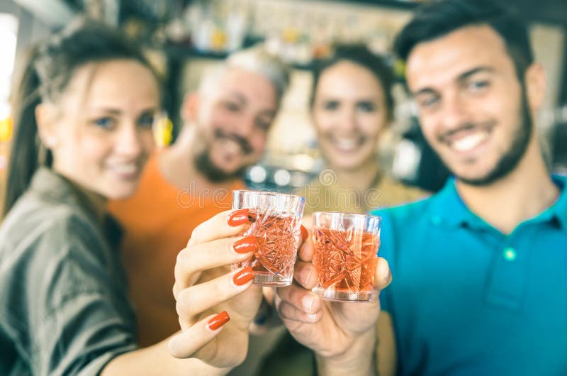 Defocused bokeh пьяных друзей провозглашать стрелки коктеилей на стоковые фотографии rf