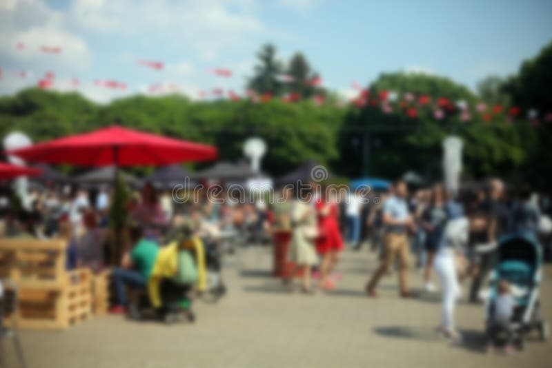 Defocused Hintergrund von Leuten im Parknahrungsmittelfestival, Sommerfestival lizenzfreies stockbild Defocused Hintergrund von Leuten im Parknahrungsmittelfestival, Sommerfestival lizenzfreies stockbild