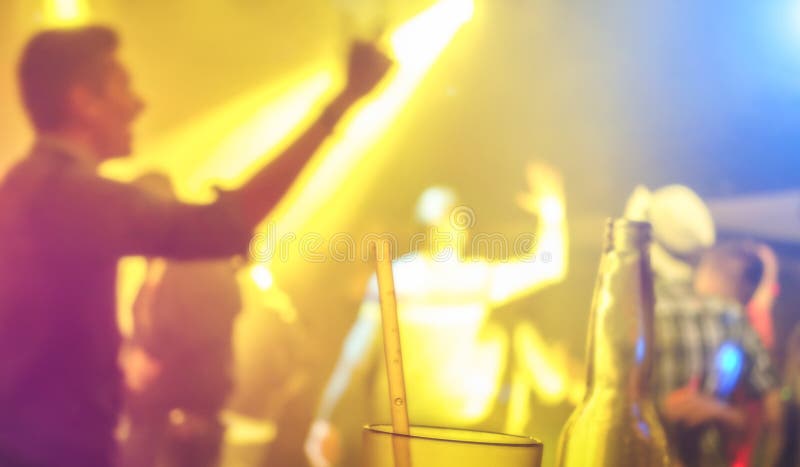 Defocused suddig folkdans på händelsen för musiknattfestival - abstrakt bildbakgrund av diskoklubban efter parti arkivfoton Defocused suddig folkdans på händelsen för musiknattfestival - abstrakt bildbakgrund av diskoklubban efter parti arkivfoton