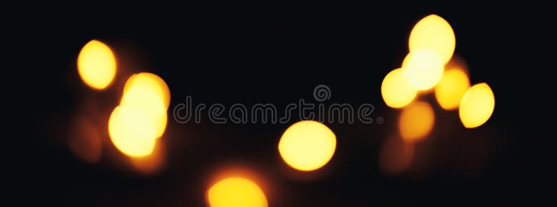 Defocused предпосылка рождества конспекта золота Bokeh немного в угле стоковые фотографии rf Defocused предпосылка рождества конспекта золота Bokeh немного в угле стоковые фотографии rf
