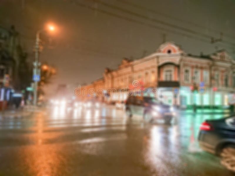 Defocused抽象图象 Bokeh作用 被弄脏的背景 在多雨天气的都市风景 汽车和夜光 免版税库存图片 Defocused抽象图象 Bokeh作用 被弄脏的背景 在多雨天气的都市风景 汽车和夜光 免版税库存图片
