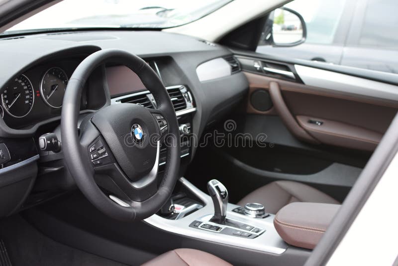 Deggendorf, Германия - 23 АПРЕЛЬ 2016: интерьер серии 2016 BMW x4 SUV во время роскошного представления автомобилей в Deggendorf стоковые изображения Deggendorf, Германия - 23 АПРЕЛЬ 2016: интерьер серии 2016 BMW x4 SUV во время роскошного представления автомобилей в Deggendorf стоковые изображения