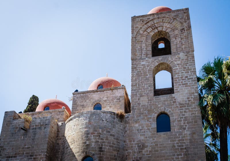 Degli Eremiti van San Giovanni: Arabische architectuur in Palermo, Sicilië royalty-vrije stock afbeeldingen Degli Eremiti van San Giovanni: Arabische architectuur in Palermo, Sicilië royalty-vrije stock afbeeldingen
