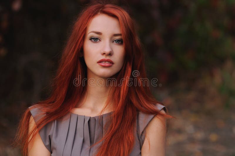 Dehors portrait de belle jeune femme avec les cheveux rouges image libre de droits Dehors portrait de belle jeune femme avec les cheveux rouges image libre de droits