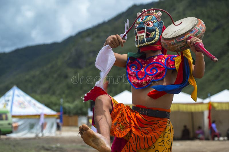 Deidade do protetor do budismo que rufa e que dança, dança da máscara do homem poderoso, Butão imagem de stock Deidade do protetor do budismo que rufa e que dança, dança da máscara do homem poderoso, Butão imagem de stock
