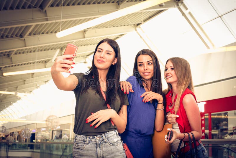 Deixa para tomar um autorretrato do grupo Amigas novas fotografia de stock Deixa para tomar um autorretrato do grupo Amigas novas fotografia de stock