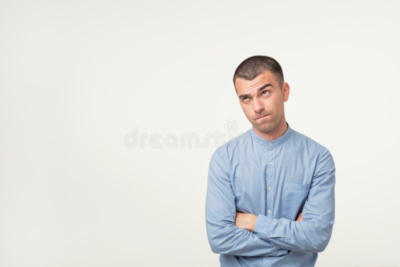 Deixe me pensar ou o conceito do oubt O homem latino-americano novo é muito sério e pensativo foto de stock royalty free Deixe me pensar ou o conceito do oubt O homem latino-americano novo é muito sério e pensativo foto de stock royalty free