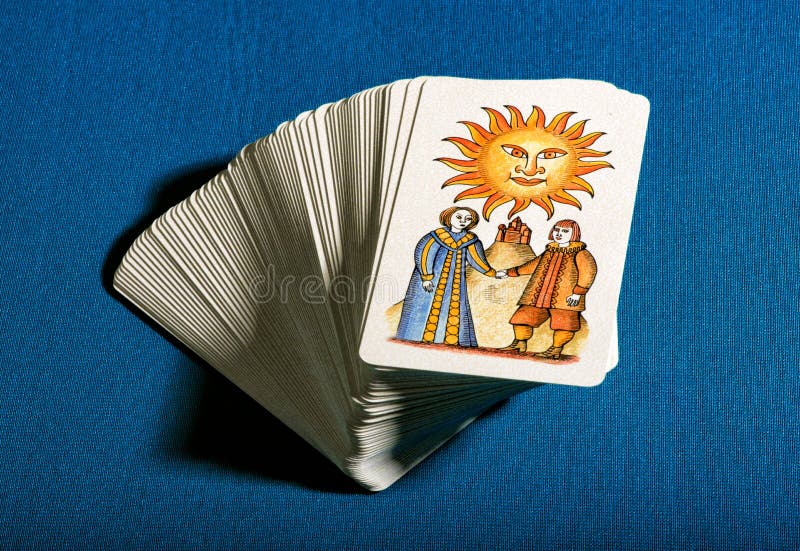 Dek van gestapelde tarotkaarten met de Zon op bovenkant stock fotografie Dek van gestapelde tarotkaarten met de Zon op bovenkant stock fotografie