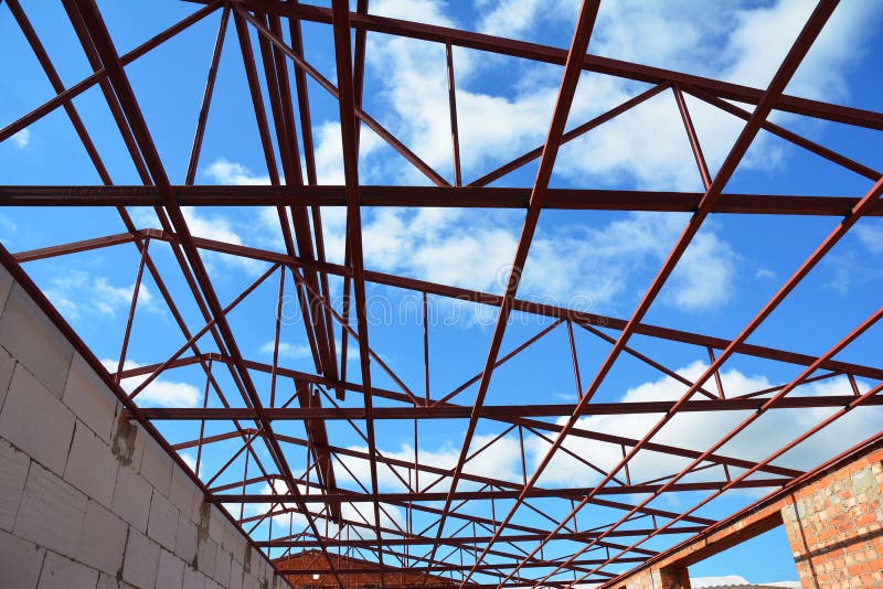 Dekarstwo budowa Stali trusses dachowi szczegóły z chmury nieba tłem zdjęcie stock Dekarstwo budowa Stali trusses dachowi szczegóły z chmury nieba tłem zdjęcie stock