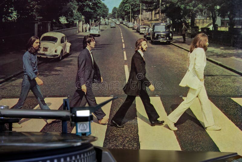Dekking van het beroemde album van Beatles Abbey Road met een draaischijf in de voorgrond