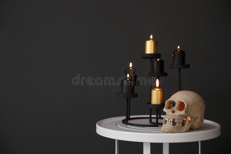 Dekoracja Halloween na stole przy czarnej ścianie Idea świątecznego wnętrza