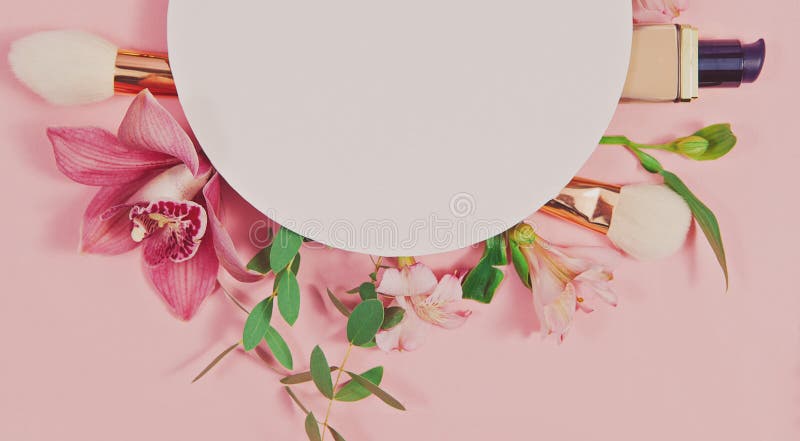 Dekoracyjnego mieszkania nieatutowy skład z produktami, kosmetykami i kwiatami makeup, Mieszkanie nieatutowy, odgórny widok na ró fotografia stock Dekoracyjnego mieszkania nieatutowy skład z produktami, kosmetykami i kwiatami makeup, Mieszkanie nieatutowy, odgórny widok na ró fotografia stock