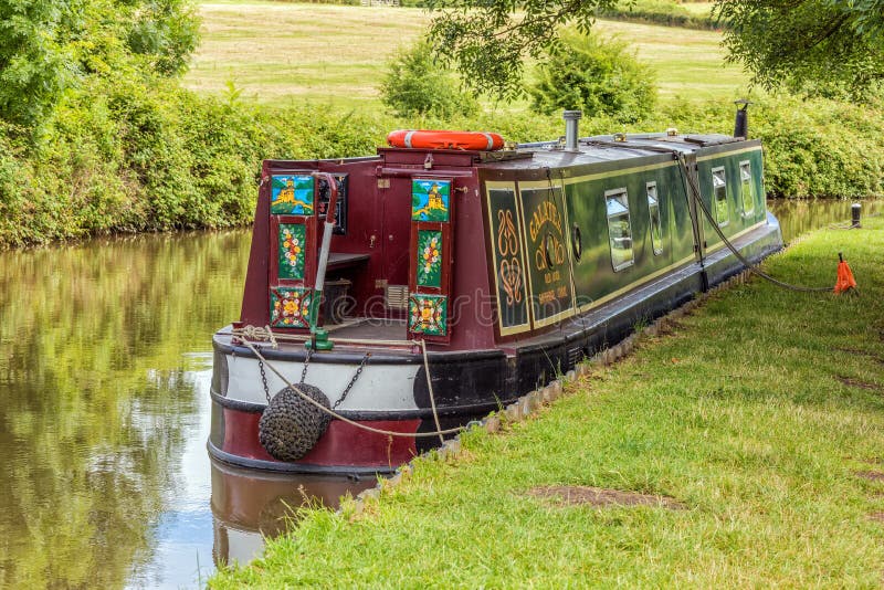 Dekoracyjny Cumujący Narrowboat, Worcestershire, Anglia obraz royalty free Dekoracyjny Cumujący Narrowboat, Worcestershire, Anglia obraz royalty free