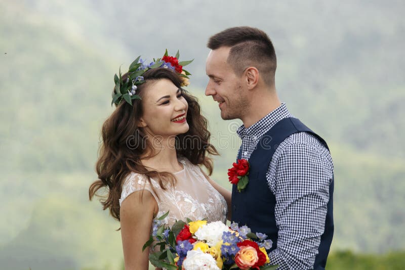 Dekorationen der weißen Blumen während Hochzeitszeremonie der im Freien stockfotos Dekorationen der weißen Blumen während Hochzeitszeremonie der im Freien stockfotos