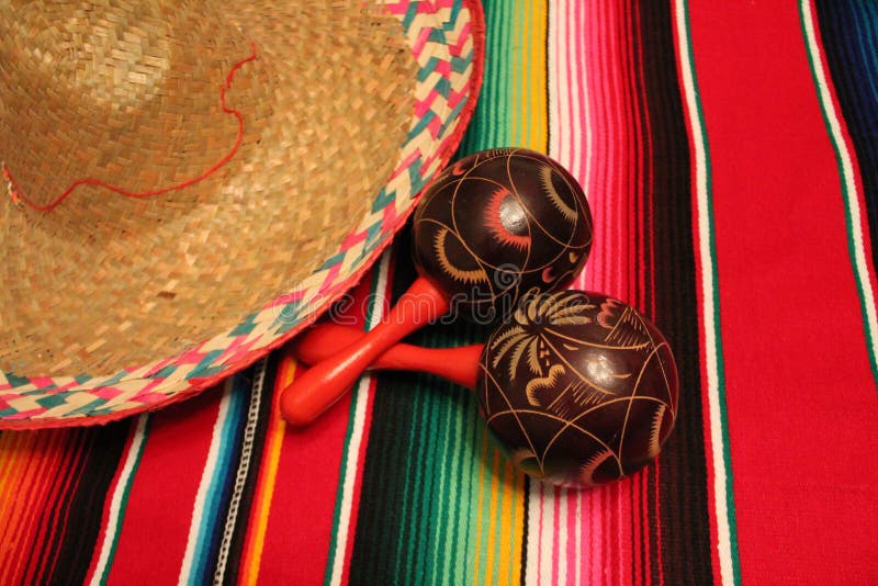 Dekorationsflagge Mexiko-Ponchosombrero maracas Hintergrundfiesta cinco Des Mayo stockfotografie Dekorationsflagge Mexiko-Ponchosombrero maracas Hintergrundfiesta cinco Des Mayo stockfotografie