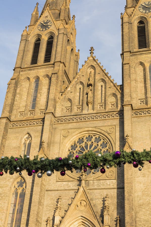 Dekorativ jul smyckar struntsaker på den gröna vintergröna girlanden på de utomhus- julmarknaderna i Prague, Tjeckien royaltyfri fotografi Dekorativ jul smyckar struntsaker på den gröna vintergröna girlanden på de utomhus- julmarknaderna i Prague, Tjeckien royaltyfri fotografi