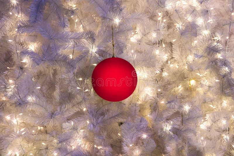 Dekorativa bollar som hänger på en julgran royaltyfri foto Dekorativa bollar som hänger på en julgran royaltyfri foto