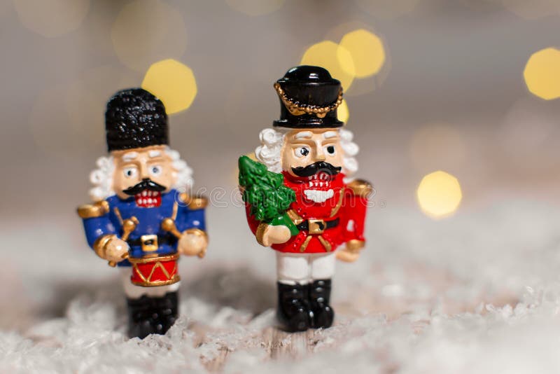 Dekorativa jultal, figurer Julleksakssoldater från en nötköttsaga julgransdekoration Festive royaltyfri bild Dekorativa jultal, figurer Julleksakssoldater från en nötköttsaga julgransdekoration Festive royaltyfri bild