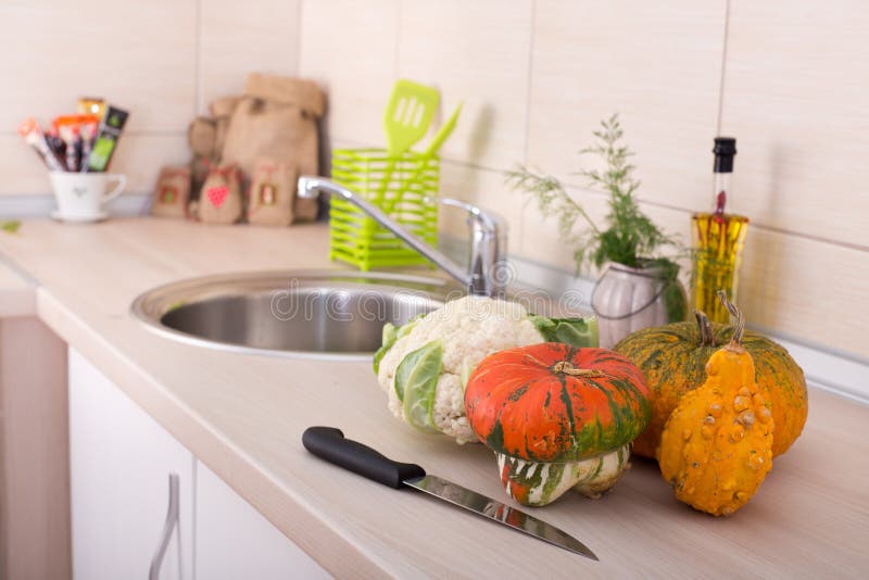 Dekorativa pumpor på kökcountertop arkivbilder Dekorativa pumpor på kökcountertop arkivbilder
