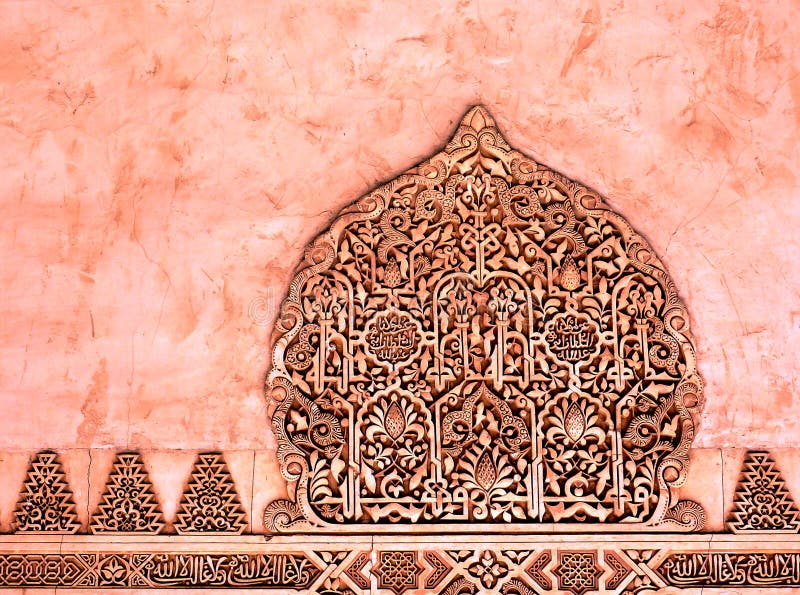 Dekorative Entlastungen auf rotem Marmor. Arabischer Art.
