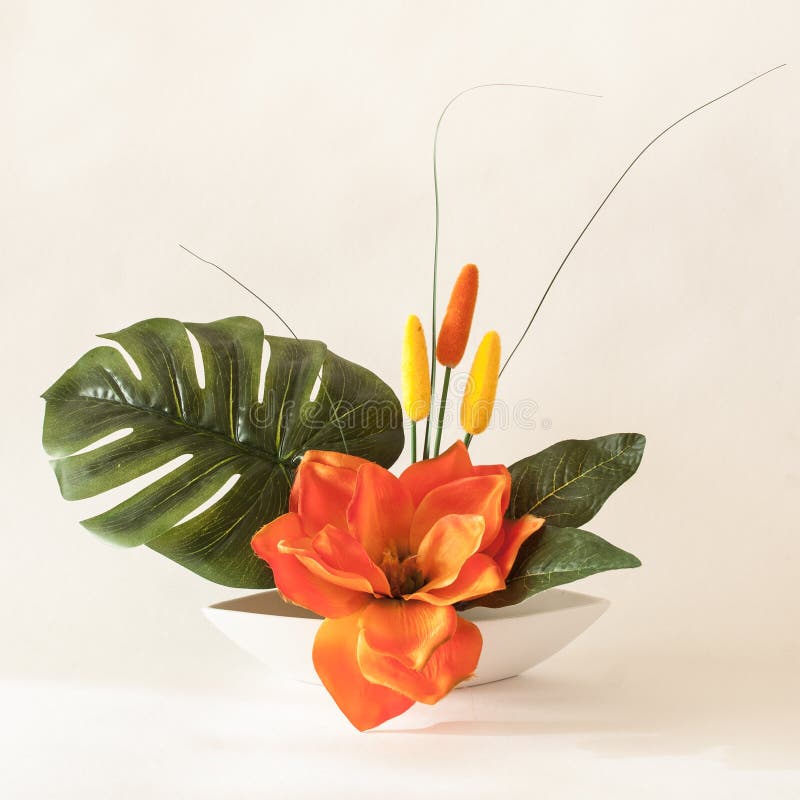 Dekorative künstliche Blumen-Zusammensetzung stockfoto Dekorative künstliche Blumen-Zusammensetzung stockfoto