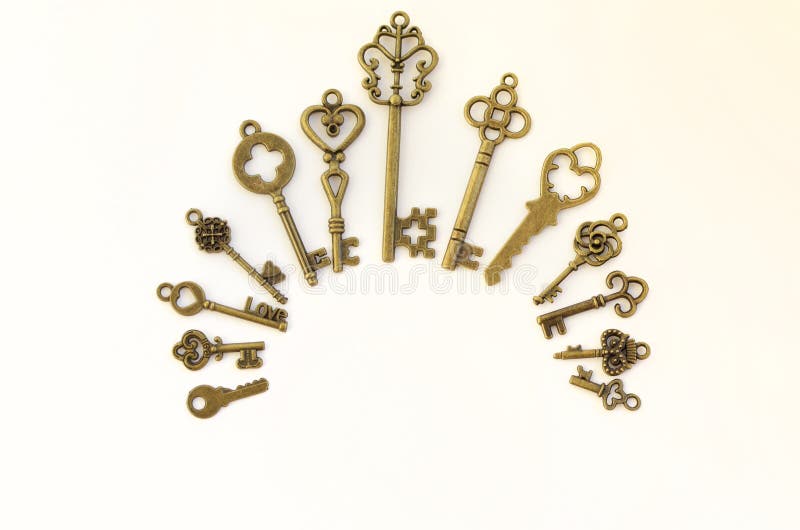 Alte Antike Schlüssel Und Ring Gegen Holz Stockfoto - Bild von antike,  feld: 40361866