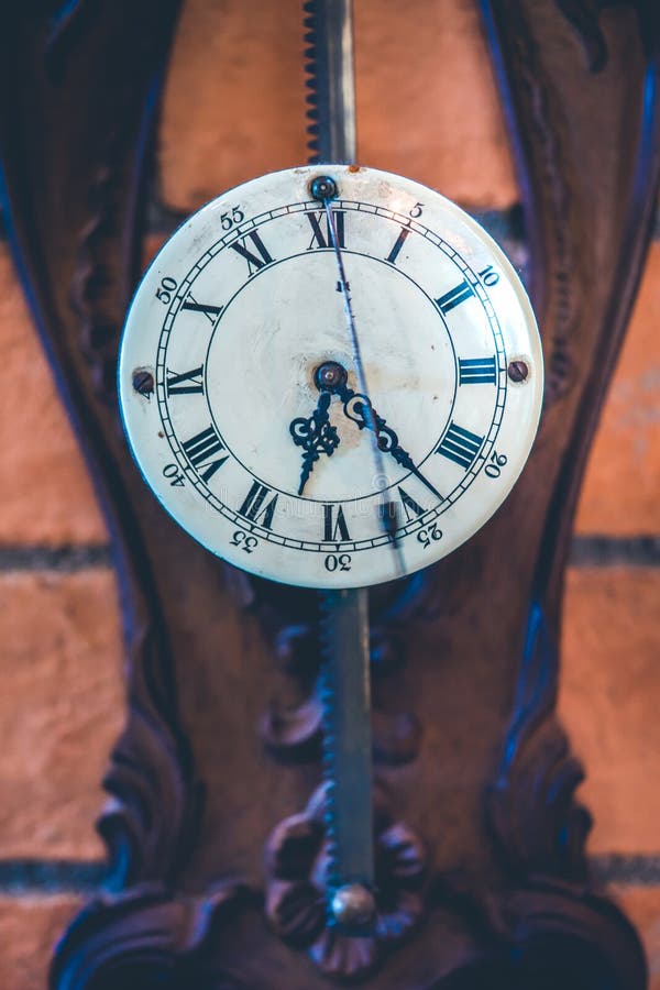 Dekorative Weinlese-hölzerne Wanduhr stockbild Dekorative Weinlese-hölzerne Wanduhr stockbild