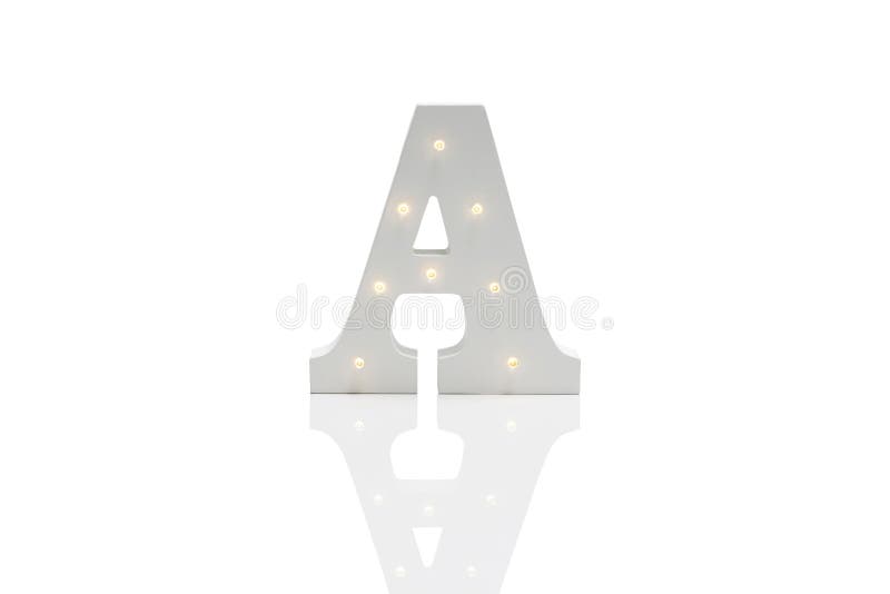 Dekorativer Buchstabe A mit eingebetteten LED-Lichtern über weißem Backgrou