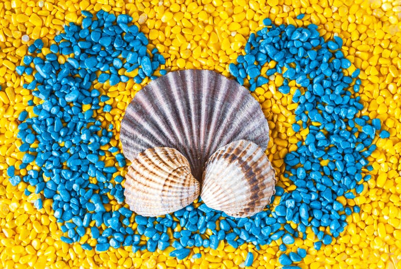 Dekorativer Hintergrund mit kleinen blauen und gelben Kieseln und den Oberteilen stockfotos Dekorativer Hintergrund mit kleinen blauen und gelben Kieseln und den Oberteilen stockfotos