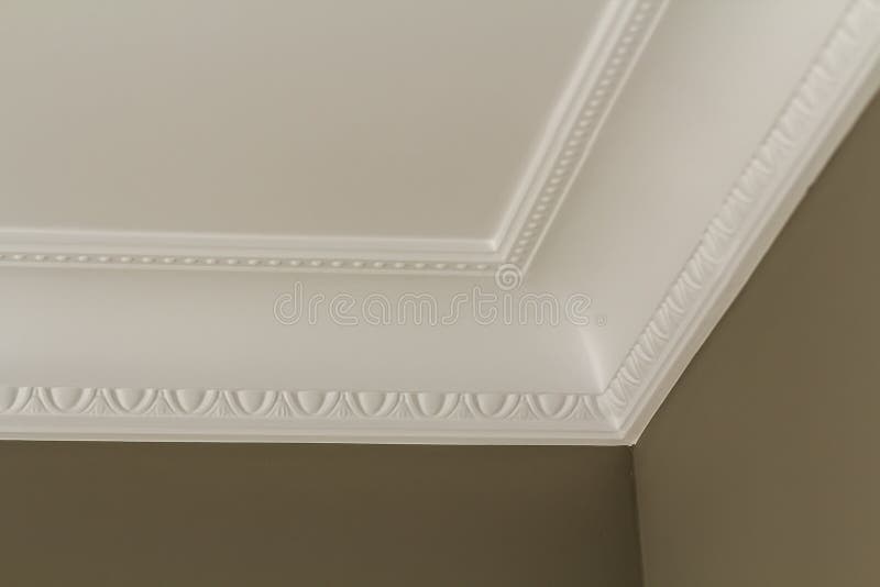 Dekorativer weißer Formteildekor auf Decke des Reinraumnahaufnahmedetails Innenerneuerungs- und Baukonzept stockfotografie Dekorativer weißer Formteildekor auf Decke des Reinraumnahaufnahmedetails Innenerneuerungs- und Baukonzept stockfotografie