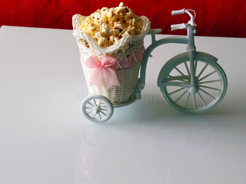 Dekoratives Fahrrad transportiert Popcorn in einem Wagen lizenzfreie stockbilder Dekoratives Fahrrad transportiert Popcorn in einem Wagen lizenzfreie stockbilder