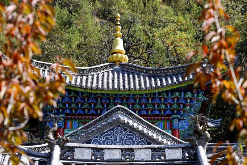 Dekorerad fasad av en tempel i de kinesiska trädgårdarna av den svarta Dragon Pool i Jade Spring Park, Lijiang, Yunnan, Kina royaltyfri fotografi Dekorerad fasad av en tempel i de kinesiska trädgårdarna av den svarta Dragon Pool i Jade Spring Park, Lijiang, Yunnan, Kina royaltyfri fotografi