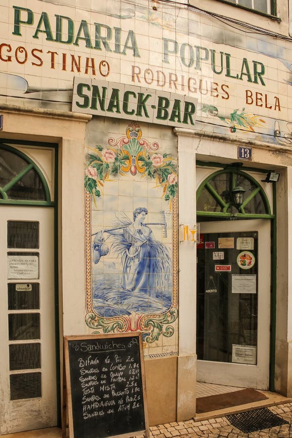 Dekorerad fasad Folk bageri Coimbra portugal arkivbild Dekorerad fasad Folk bageri Coimbra portugal arkivbild