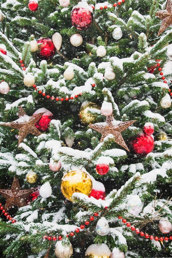 Dekorerad julgran med bollar, girland på mässa utomhus- Xmas-kort och modell close upp Vinter royaltyfria bilder Dekorerad julgran med bollar, girland på mässa utomhus- Xmas-kort och modell close upp Vinter royaltyfria bilder