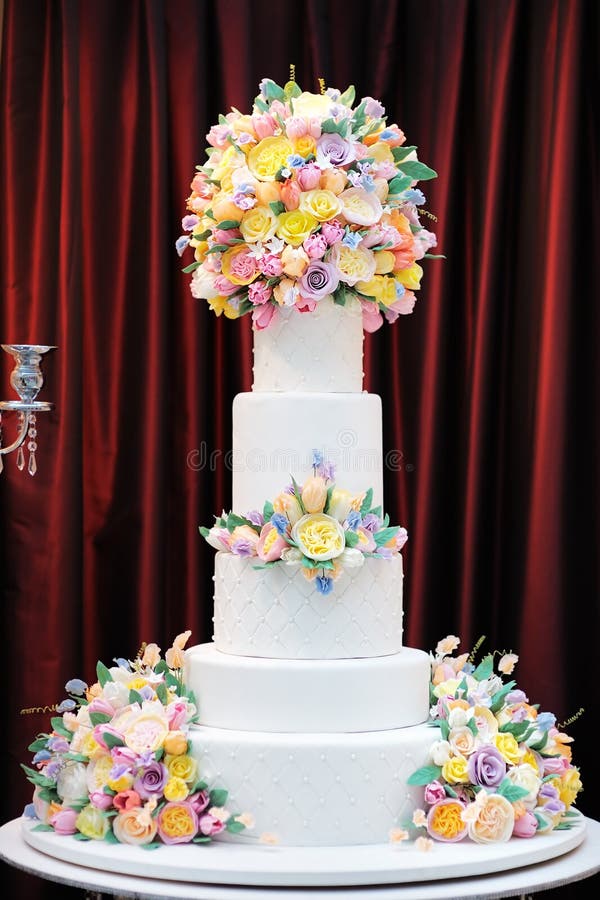 Dekorerad läcker lyxig vit bröllopstårta med kräm- blommor royaltyfria bilder Dekorerad läcker lyxig vit bröllopstårta med kräm- blommor royaltyfria bilder