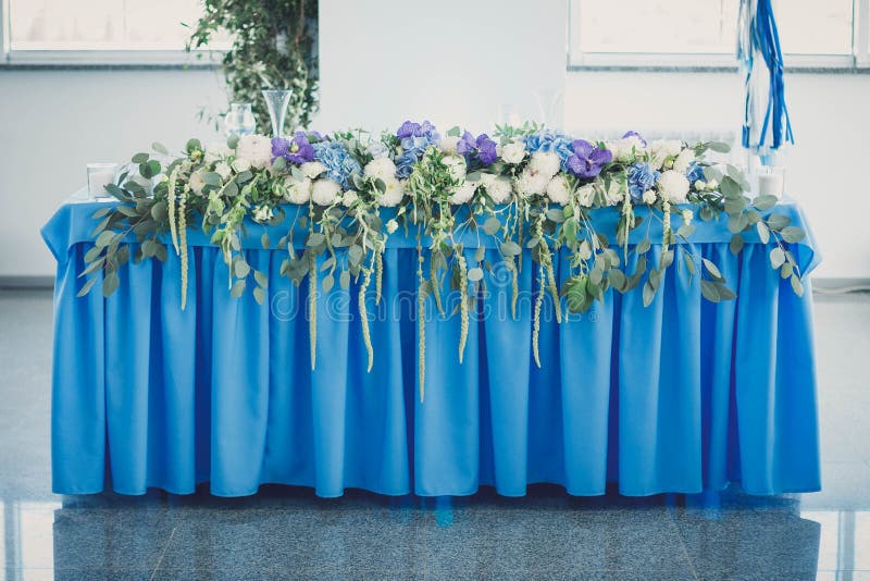 dekorerat bröllop för tabell för rose för fokuspärlapetals grunt royaltyfri fotografi dekorerat bröllop för tabell för rose för fokuspärlapetals grunt royaltyfri fotografi