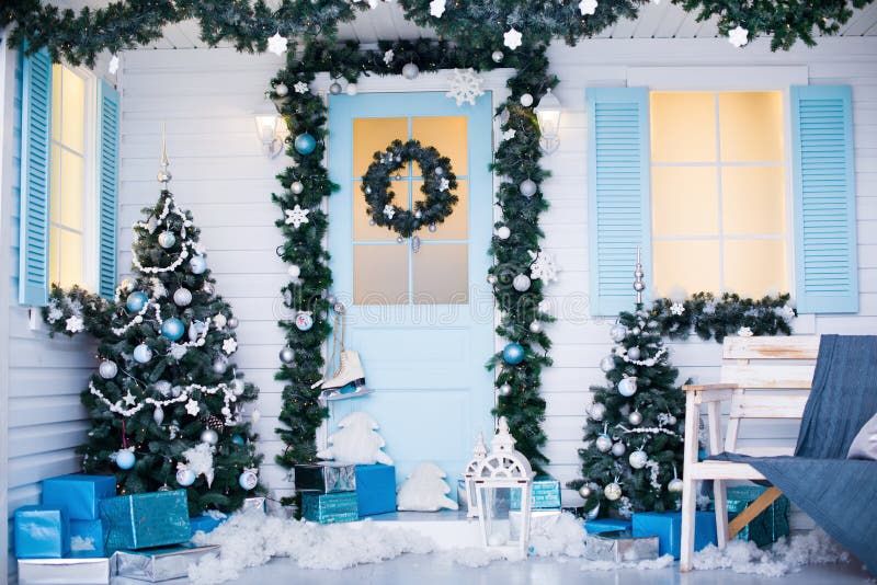 Dekorerat inre rum för jul och för nytt år med gåvor och trädet för nytt år arkivbilder Dekorerat inre rum för jul och för nytt år med gåvor och trädet för nytt år arkivbilder