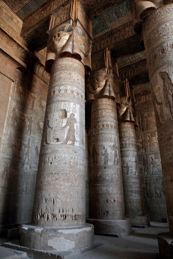 Dekorerat pelare och tak i den Dendera templet, Egypten arkivbilder Dekorerat pelare och tak i den Dendera templet, Egypten arkivbilder
