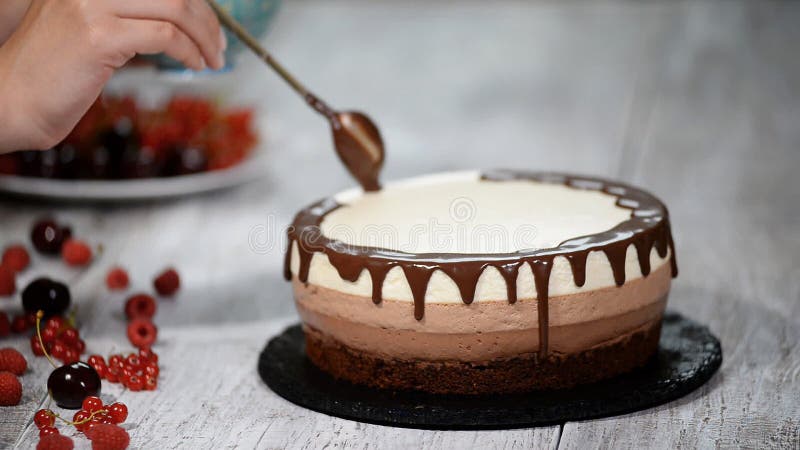 Dekorować potrójnego czekoladowego mousse tort