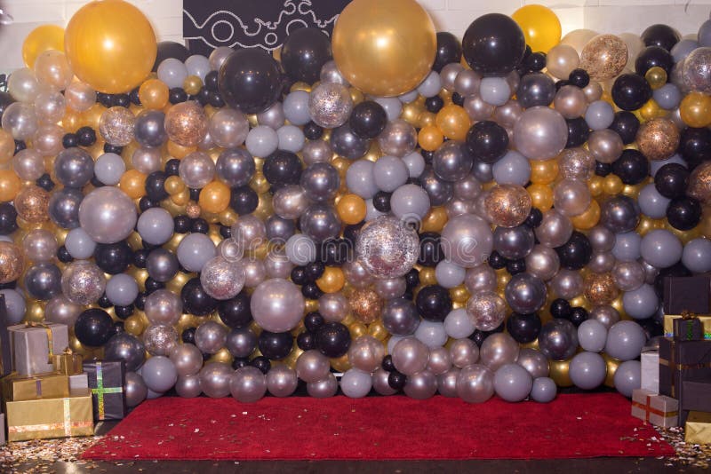 Dekorujący z kolorową balon dekoracją dla fotografii Photozone zdjęcia royalty free Dekorujący z kolorową balon dekoracją dla fotografii Photozone zdjęcia royalty free