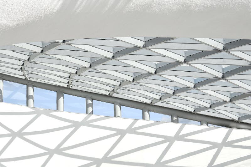 Del av den arkitektoniska strukturen som består av en metallstruktur i form av romber royaltyfri fotografi Del av den arkitektoniska strukturen som består av en metallstruktur i form av romber royaltyfri fotografi