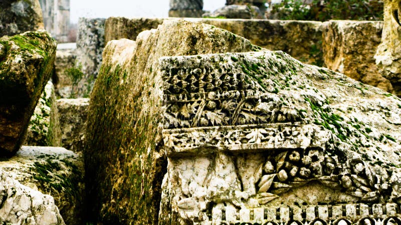 Del av den stora kolonnaden på Apamea i dimma som delvist nu förstörs, Syrien royaltyfria bilder Del av den stora kolonnaden på Apamea i dimma som delvist nu förstörs, Syrien royaltyfria bilder