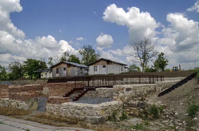 Del av det forntida romerska stadperistylkomplexet Abritus arkivbilder Del av det forntida romerska stadperistylkomplexet Abritus arkivbilder