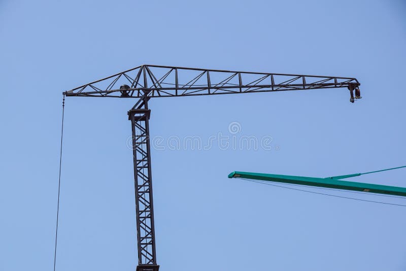 Del av en konstruktionstornkran mot den blåa himlen royaltyfri foto Del av en konstruktionstornkran mot den blåa himlen royaltyfri foto