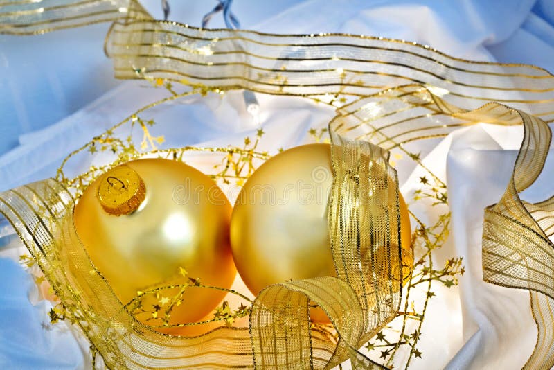 Del azul y del oro de la Navidad todavía de los ornamentos vida fotografía de archivo Del azul y del oro de la Navidad todavía de los ornamentos vida fotografía de archivo