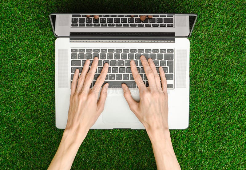 Del lavoro tema all'aperto: la mano umana mostra i gesti e un taccuino aperto su un fondo del punto di vista superiore dell'erba fotografie stock