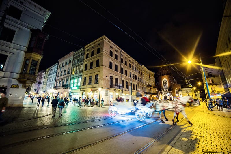 12 del luglio 2017 - Polonia, Cracovia Quadrato del mercato alla notte La conduttura fotografia stock libera da diritti 12 del luglio 2017 - Polonia, Cracovia Quadrato del mercato alla notte La conduttura fotografia stock libera da diritti