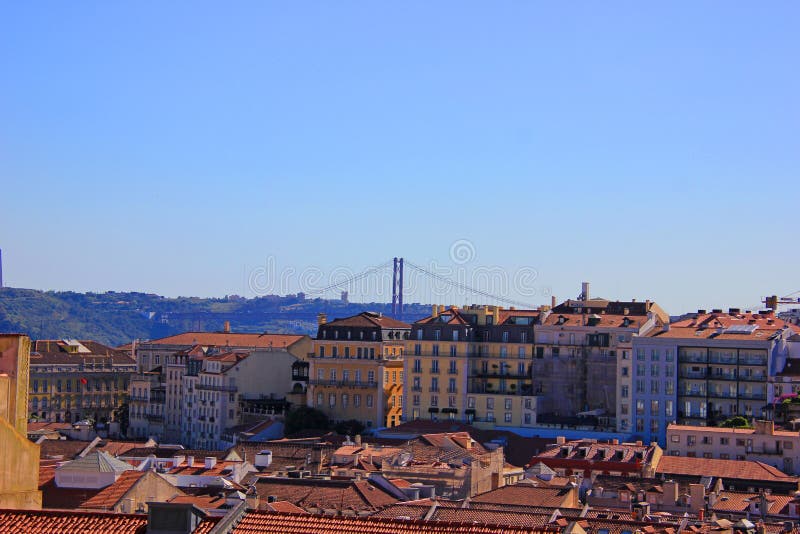 25 del ponte 25 de abril del puente de abril sobre el río del tejo, visto del alfama, la ciudad vieja en Lisboa imagenes de archivo 25 del ponte 25 de abril del puente de abril sobre el río del tejo, visto del alfama, la ciudad vieja en Lisboa imagenes de archivo